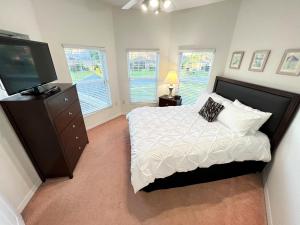 Lakefront Getaway LG South Facing Pool Hot Tub Pool Table & BBQ - 2 miles Disney