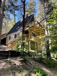 Lakes Edge Lodge A-frame steps away from the lake!