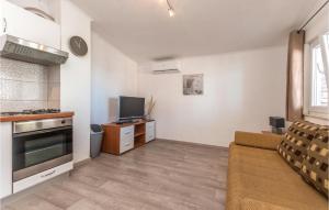 Amazing Apartment In Nevidane With Wifi