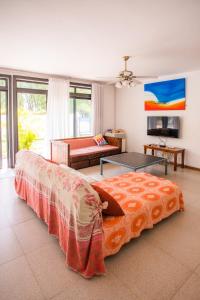 Villa Simone: Sunlit Beach Getaway w Pool + WIFI