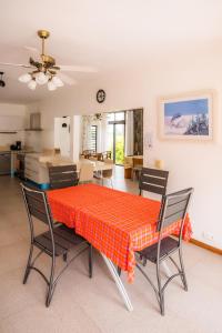 Villa Simone: Sunlit Beach Getaway w Pool + WIFI