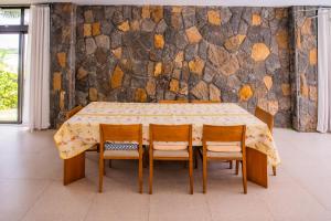 Villa Simone: Sunlit Beach Getaway w Pool + WIFI