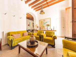 Stylish Apartment with Sauna, Ski Storage, Balcony, Pool