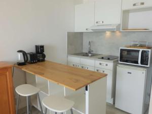 Studio cabine 4 pers, parking, plage, 2 étoiles, Saint-Gilles-Croix-de-Vie - FR-1-224-791