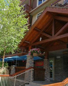 Sunny Tranquil Woods Turret in Falcon Crest Lodge