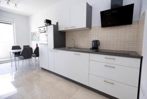 Luxury Apartment Ani 100m to See with Pool & Parking