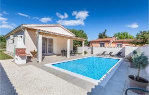 Amazing Home In Valbandon With 3 Bedrooms, Wifi And Outdoor Swimming Pool