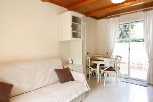 AT005 Planta baja con piscina, airco, parking, playa a 600m