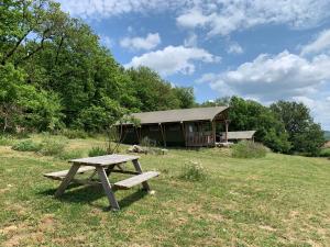 Tentes de luxe Safari tent lodges with a beautiful view at Lot Sous Toile : photos des chambres