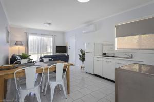 Scenic Beach Apartment - BYO Linen