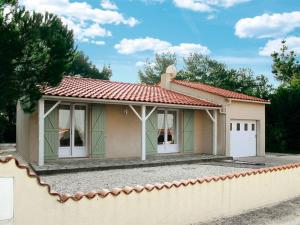 Maisons de vacances Maison a 2 km de la plage avec terrasse, jardin et garage a Brem-sur-Mer - FR-1-224A-27 : photos des chambres
