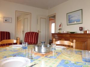 Maisons de vacances Maison a 2 km de la plage avec terrasse, jardin et garage a Brem-sur-Mer - FR-1-224A-27 : photos des chambres