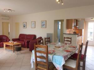 Maisons de vacances Maison Bretignolles-sur-Mer, 4 pieces, 6 personnes - FR-1-224A-19 : photos des chambres
