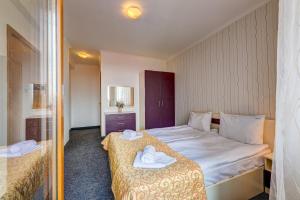 Colorful 2BD Apartment with Indoor Fireplace and Mountain View by Flat Mаnager