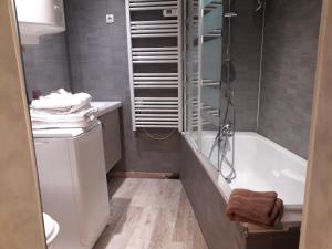 Sejours a la campagne Chalet type studio de charme avec jacuzzi : Chambre Double avec Salle de Bains Privative