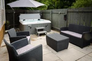 Woodside Hot Tub Retreat