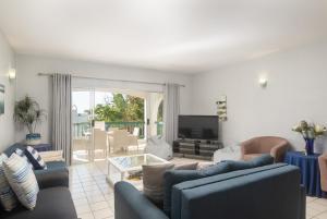 Santorini Kamari 15 Family Only