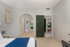 Santorini Kamari 15 Family Only