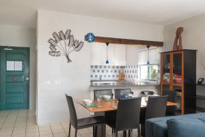 Santorini Kamari 15 Family Only