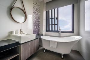 Phòng Deluxe Giường Đôi Với Ban Công và Tầm Nhìn Ra Biển (Deluxe Double Room with Balcony and Sea View)