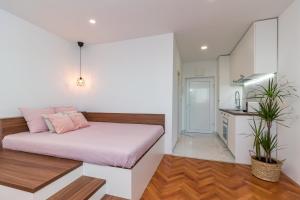 TOP FLOOR MODERN APARTMENT WITH INCREDIBLE VIEWS