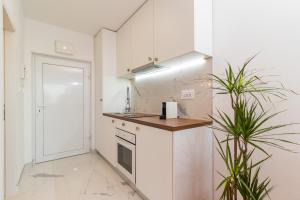 TOP FLOOR MODERN APARTMENT WITH INCREDIBLE VIEWS