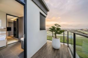 Phòng Deluxe Giường Đôi Với Ban Công và Tầm Nhìn Ra Biển (Deluxe Double Room with Balcony and Sea View)