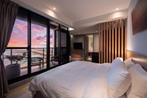 Phòng Deluxe Giường Đôi Với Ban Công và Tầm Nhìn Ra Biển (Deluxe Double Room with Balcony and Sea View)