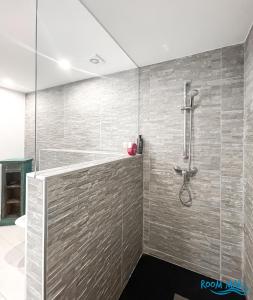 Room Mar wifi free , private bathroom and terrace