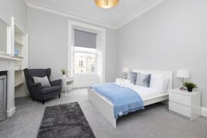 Central Edinburgh 4-Bed Flat by Princes Street