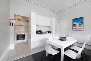 Central Edinburgh 4-Bed Flat by Princes Street