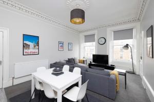 Central Edinburgh 4-Bed Flat by Princes Street