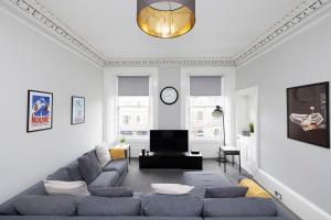 Central Edinburgh 4-Bed Flat by Princes Street