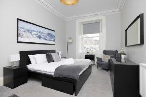Central Edinburgh 4-Bed Flat by Princes Street