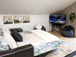 2 Bed House - Sleeps 6 - Parking - Wifi