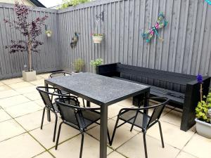 2 Bed House - Sleeps 6 - Parking - Wifi