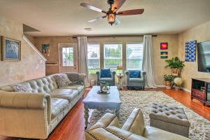 obrázek - Eclectic Katy Home with Yard and Community Pool!