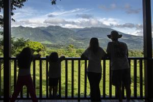 "Hanas Celeste Retreat" Large Modern Villa Sleeps 6 on 20 Acres of Nature!