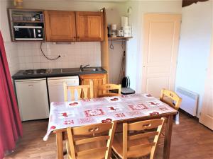 Appartements Appartement 6 pers, balcon sud-ouest, local ski, parking gratuit, animaux admis - FR-1-504-470 : photos des chambres