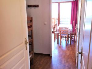 Appartements Appartement 6 pers, balcon sud-ouest, local ski, parking gratuit, animaux admis - FR-1-504-470 : photos des chambres