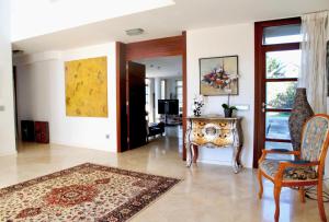 Villa de lujo con piscina, jacuzzi, jardín y terraza