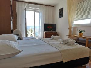 Comfort One-Bedroom Apartment with Balcony and Sea View room in Apartments Žara