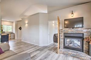 Lakeview Retreat w Fireplace, Spa Tub & Balcony