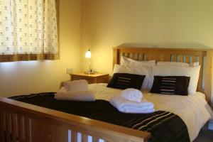 Three-Bedroom Lodge room in Logierait Pine Lodges