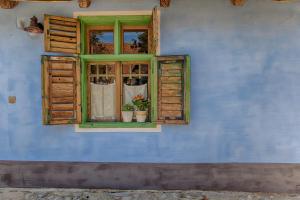 Viscri 32 - White Barn and Blue House