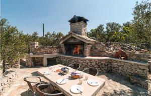 2 Bedroom Pet Friendly Home In Povlja