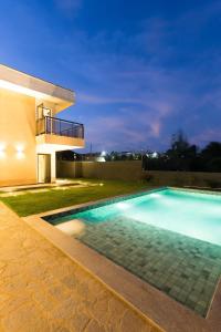 LUXURIOUS NEW HOUSE, UNFORGETABLE EXPERIENCE.