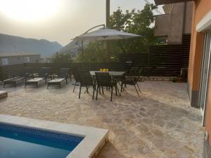 Apartment Gajo with swimming pool near Split