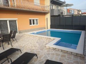 Apartment Gajo with swimming pool near Split