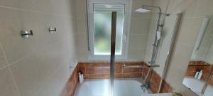 Appartements Appartement lumineux T3 avec jardin privatif a Hendaye - Parking et wif gratuit : photos des chambres